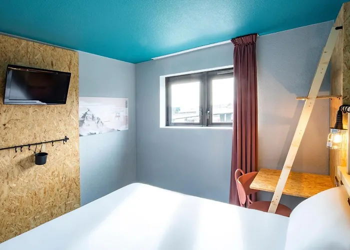 Birgit Centre לה האברה